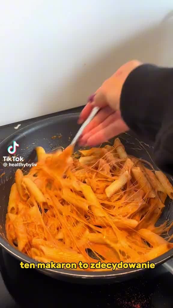Makaron w sosie pomidorowym z ziołami