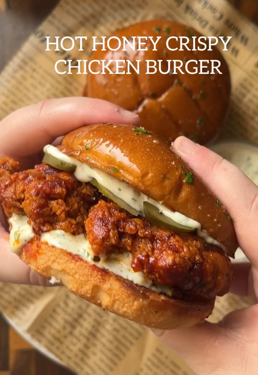 Hamburguesa de pollo crujiente con miel picante