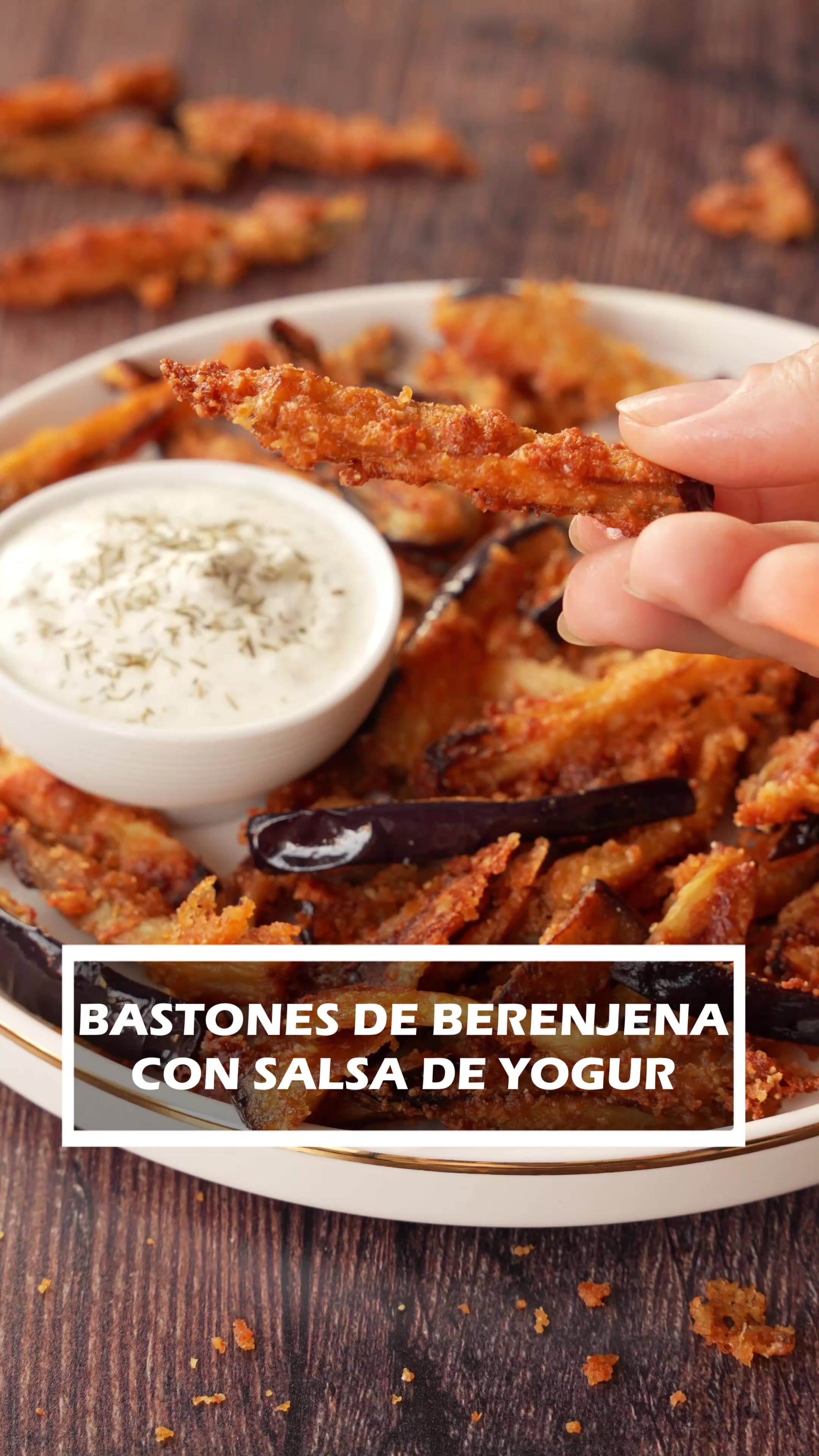 Bastones crujientes de berenjena con salsa de yogur
