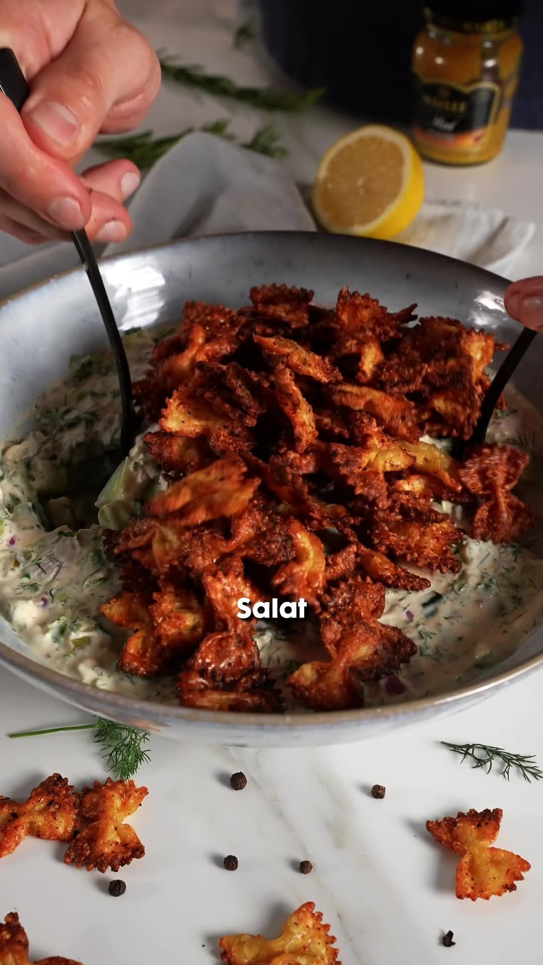 Pasta-Chips mit cremigem Gurkensalat