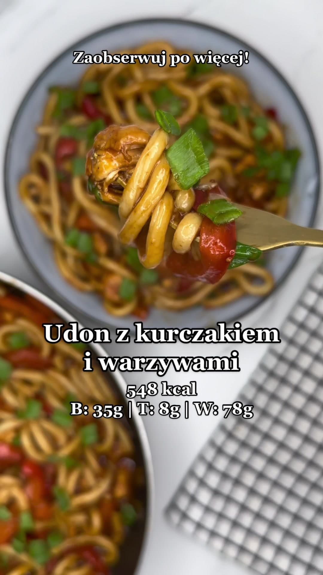 Makaron udon z kurczakiem i warzywami