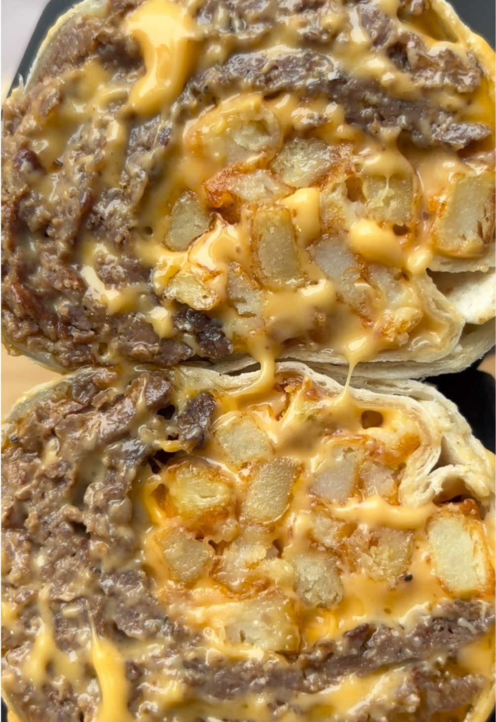 Triple Burger Burrito avec frites Ziggy et sauce cheddar