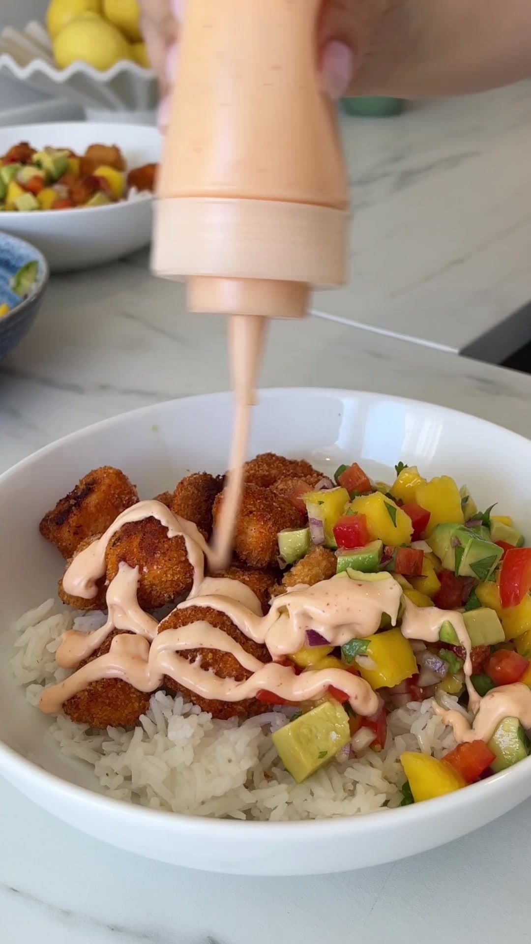 Krispiga laxbitar med mangosalsa och chilimajonnäs