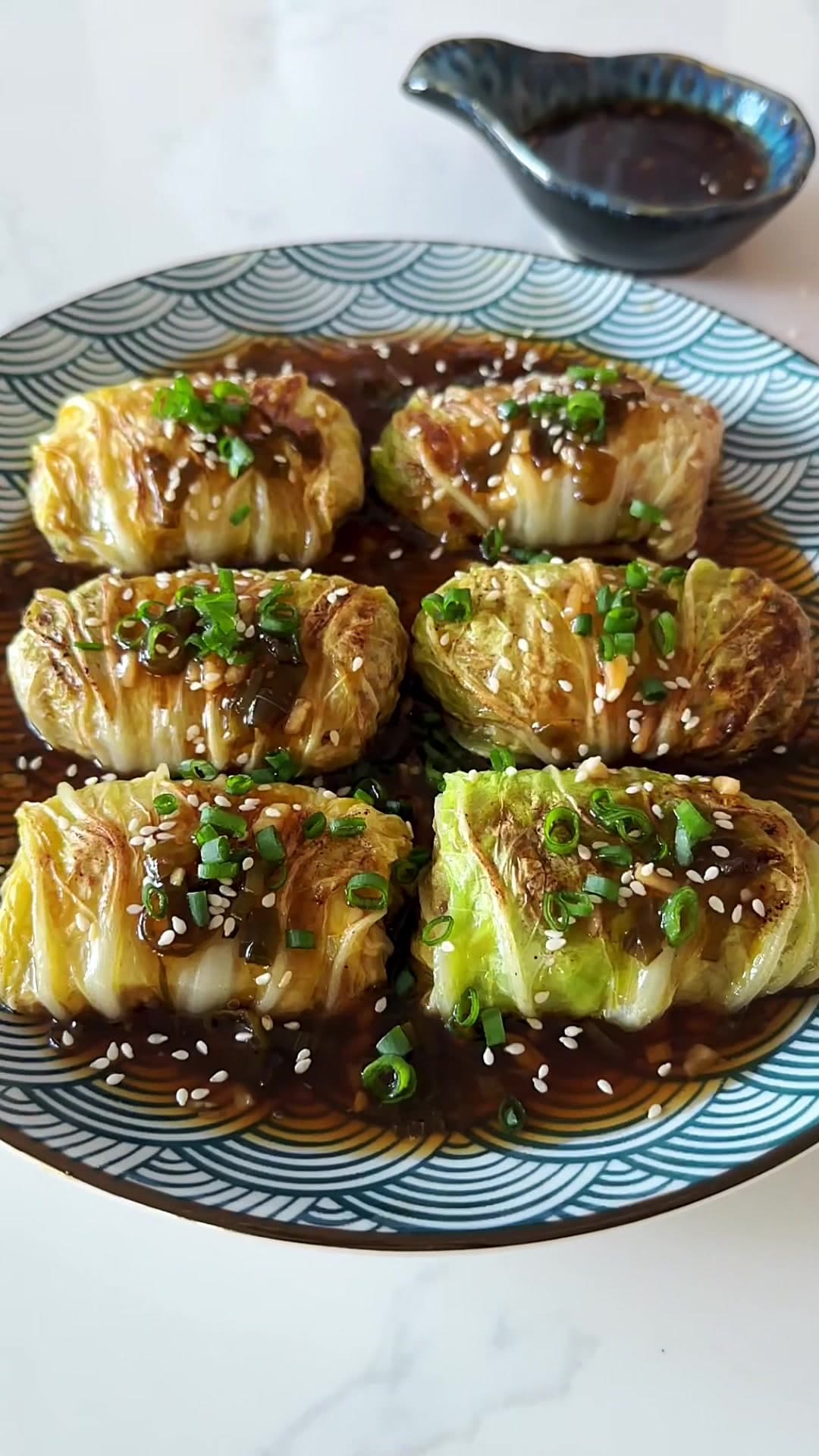 Napa-Kohlrouladen mit Tofu-Gemüsefüllung