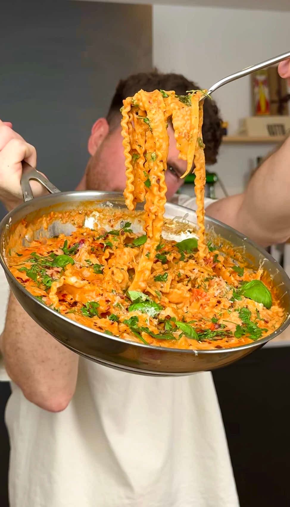 One Pan Dump Creamy and Spicy Tomato Pasta