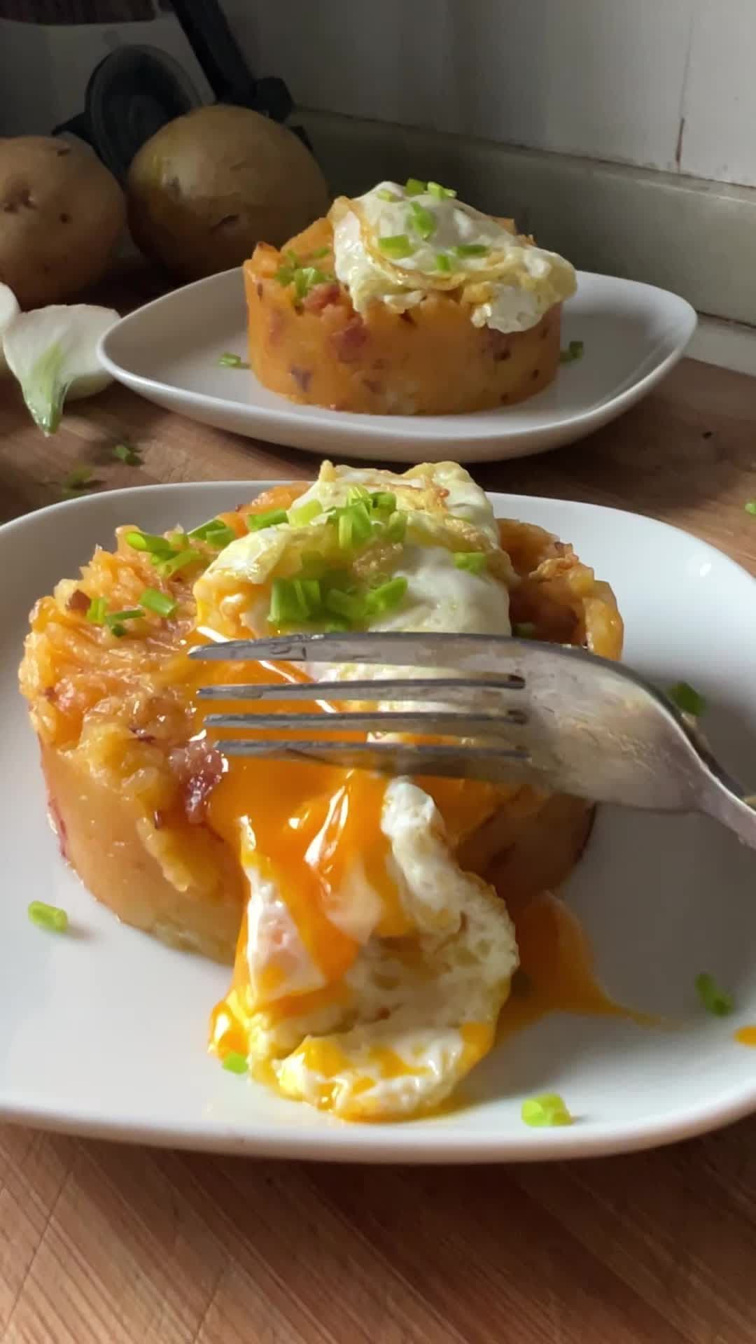 Patatas revolconas con bacon y huevo frito