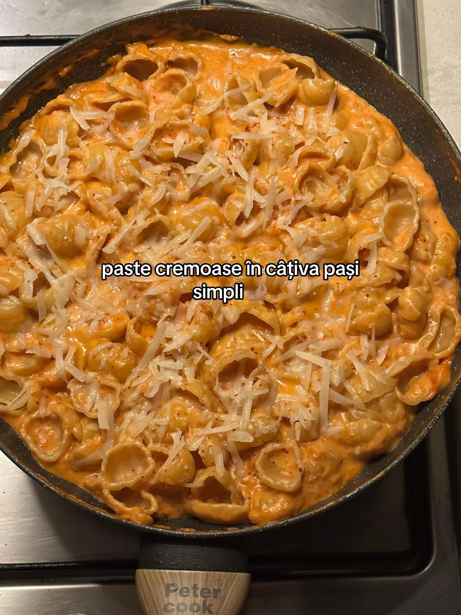 Paste cremoase cu sos roșu