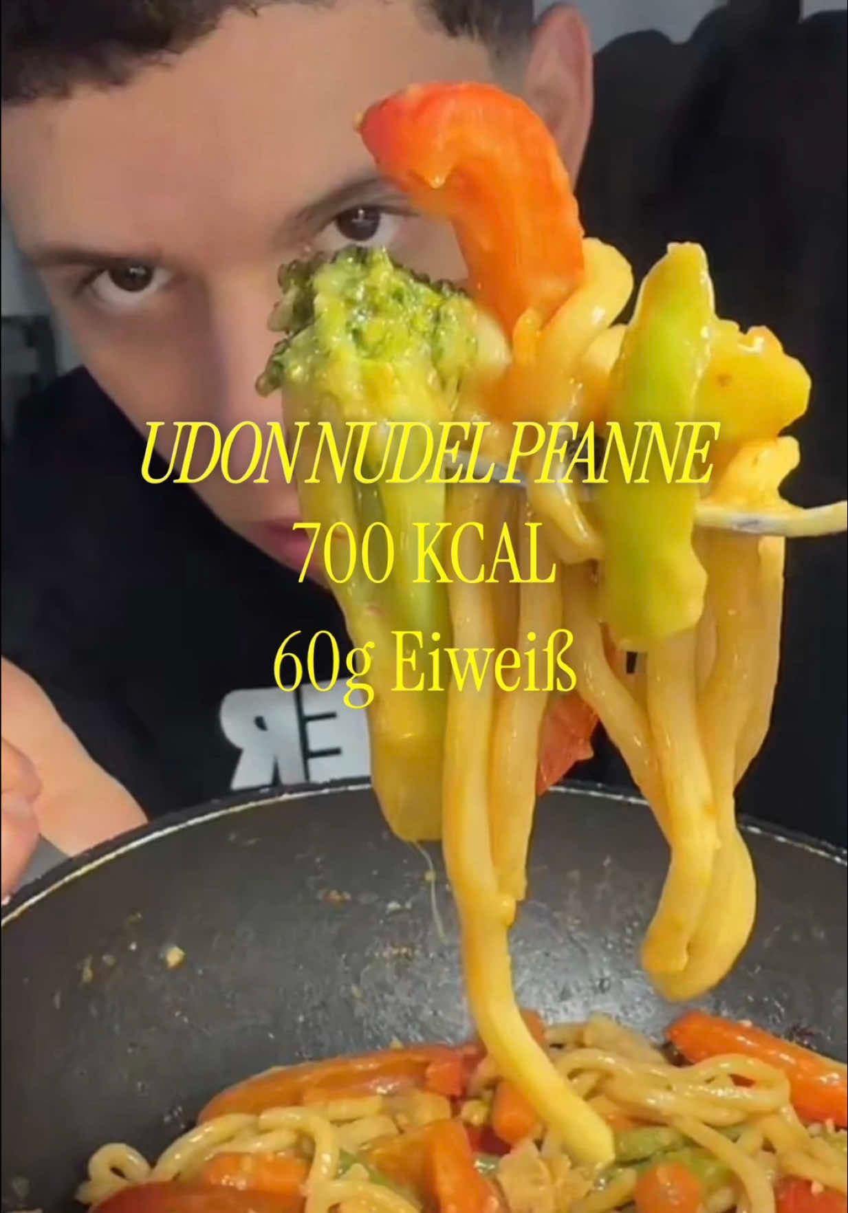 Udon-Nudeln mit Hähnchen und Gemüse