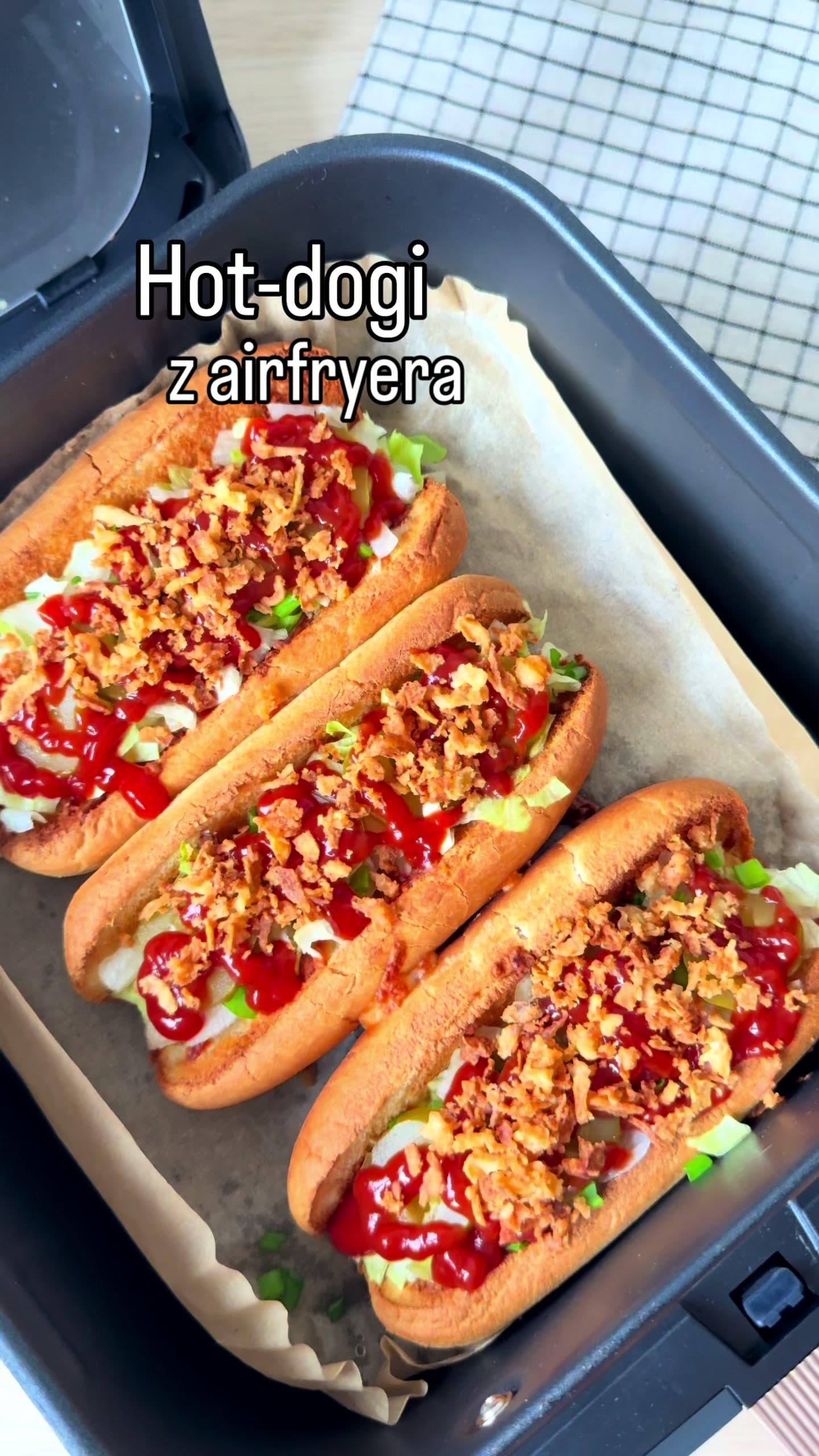 Domowe hot dogi z mozzarellą i złotą cebulką