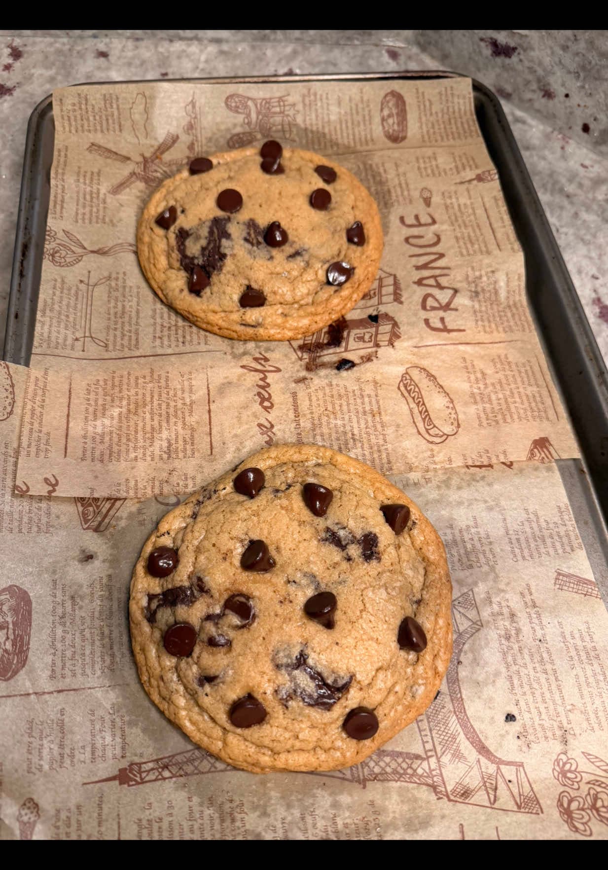 Cookies quentinhos de gotas de chocolate com sorvete