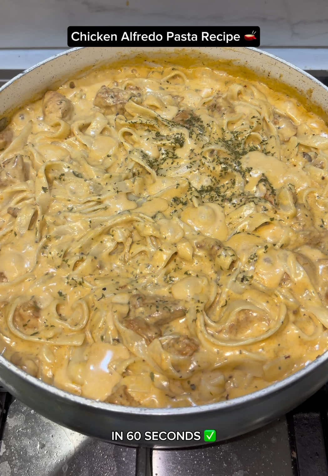 Cremoso Frango Alfredo com Tagliatelle