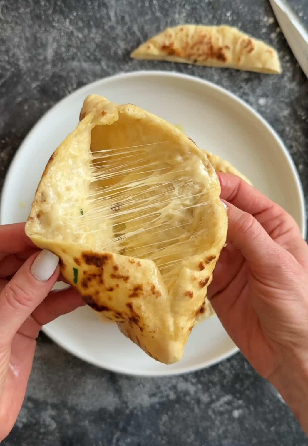 Pão achatado com queijo de proteína alta
