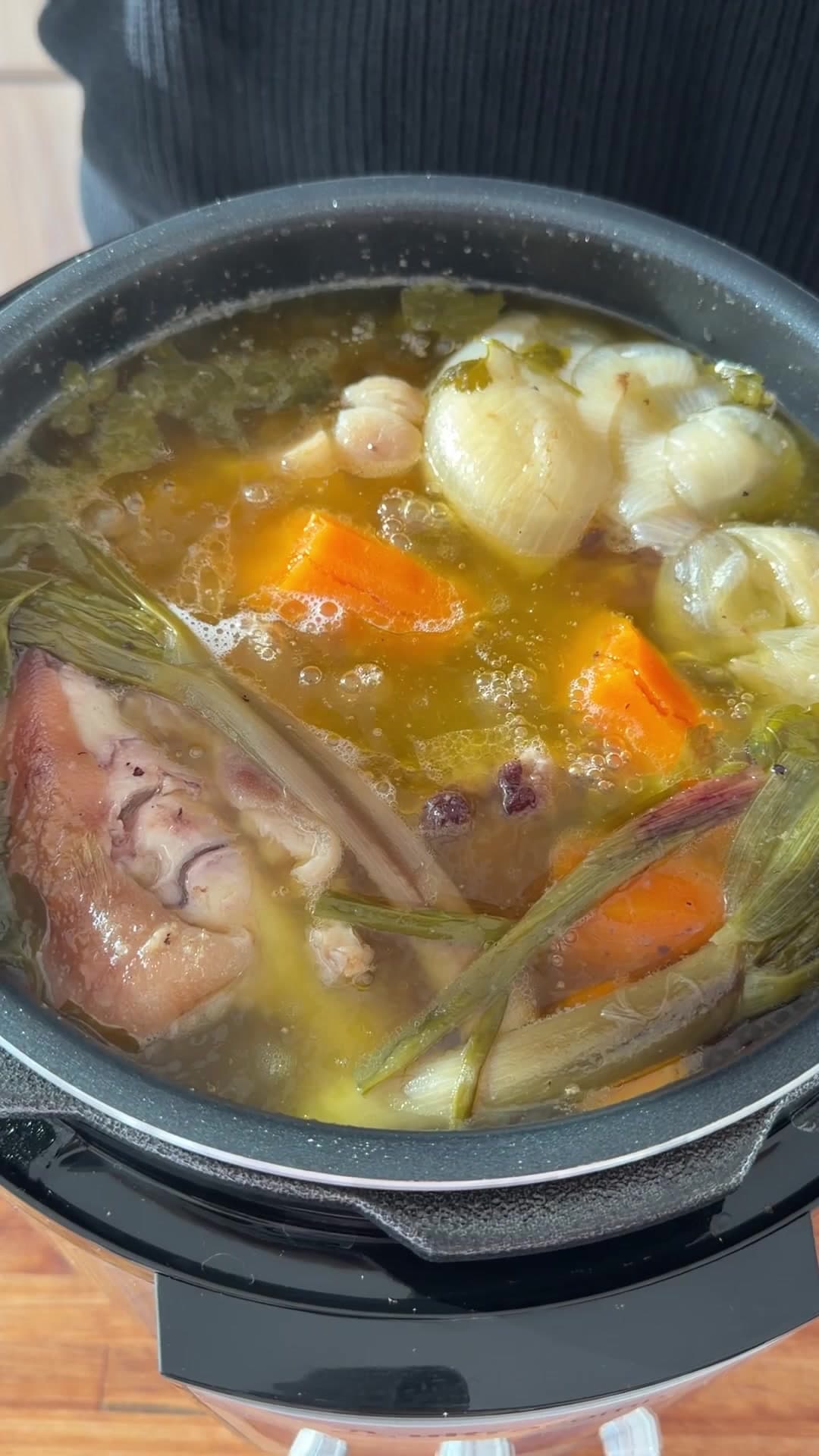 Caldo de Huesos en Olla a Presión