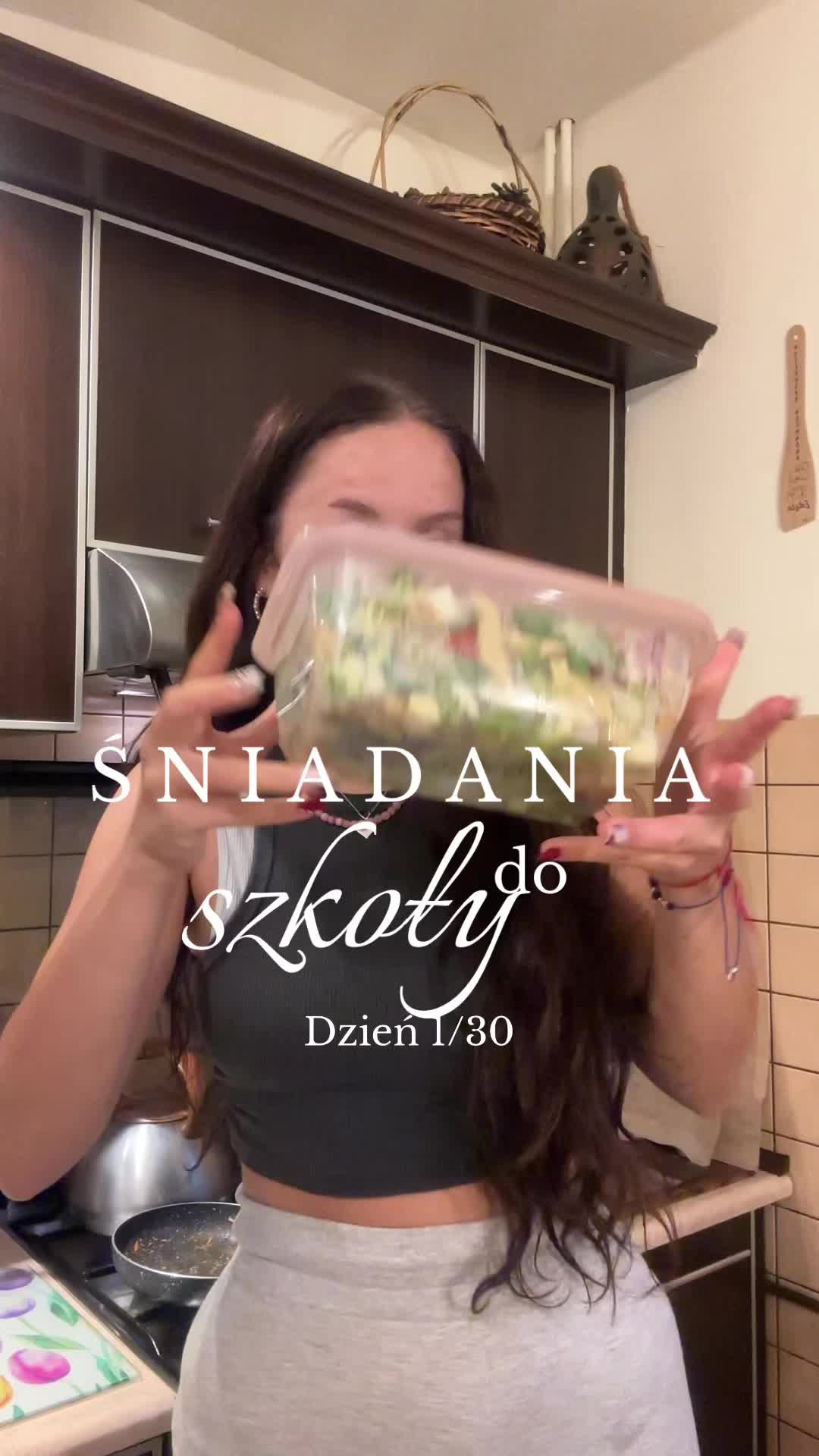 Sałatka z kurczakiem, makaronem pełnoziarnistym i pesto
