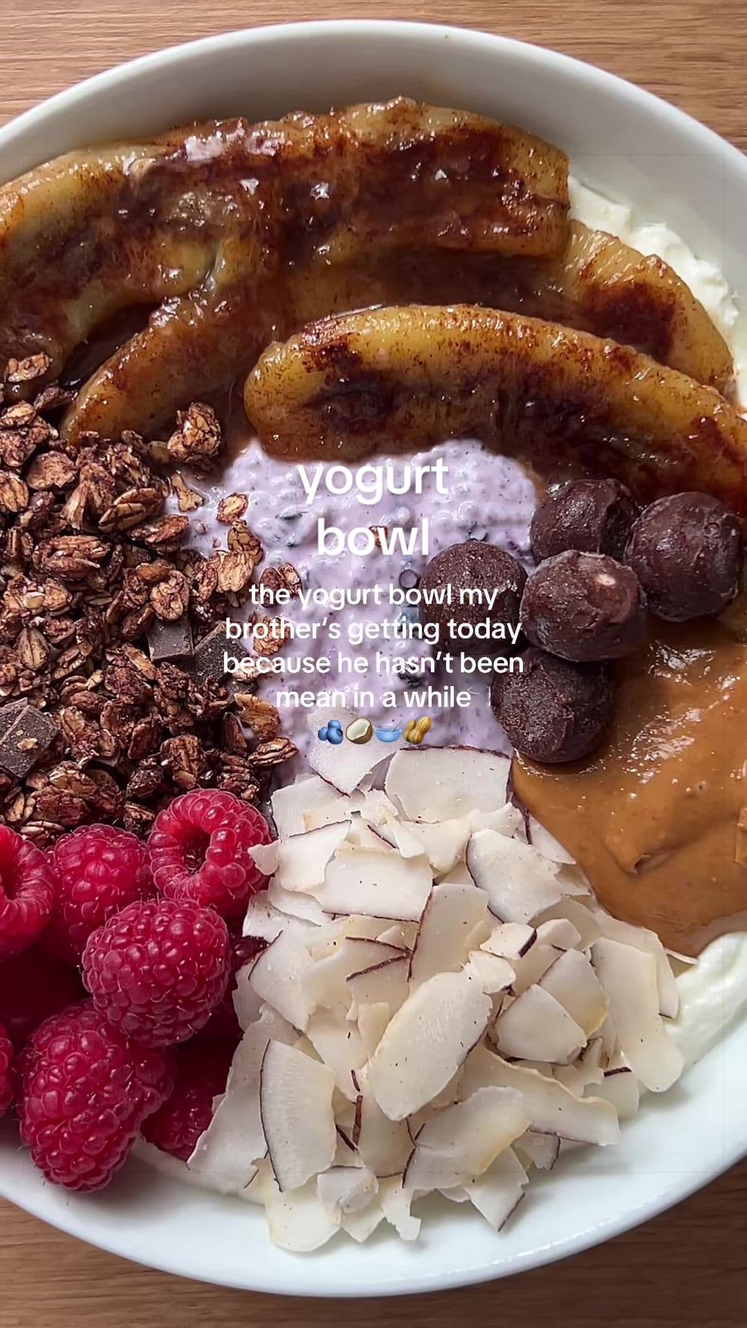 Tazón de yogur griego con pudín de chía, plátanos caramelizados y granola de chocolate