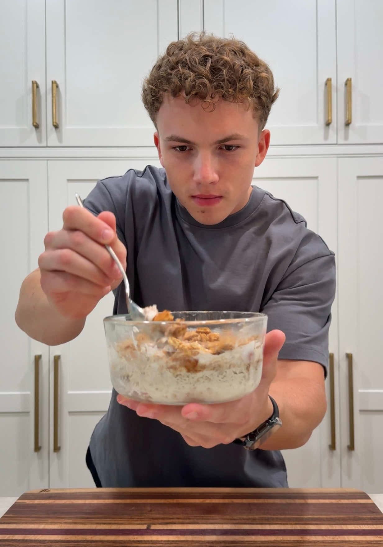 Tazón de Avena con Pastel de Manzana Alto en Proteína