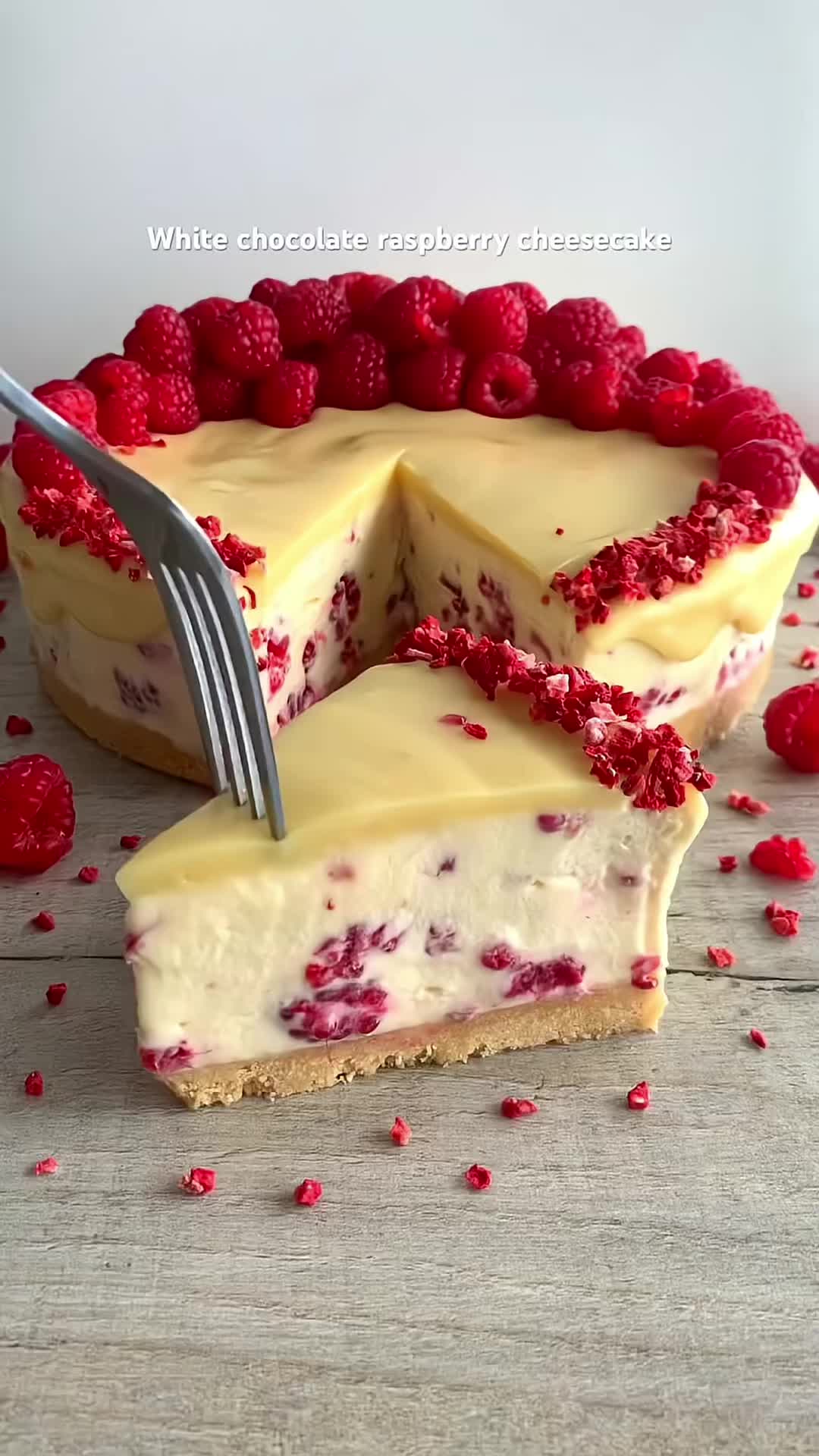 Cheesecake al cioccolato bianco e lamponi