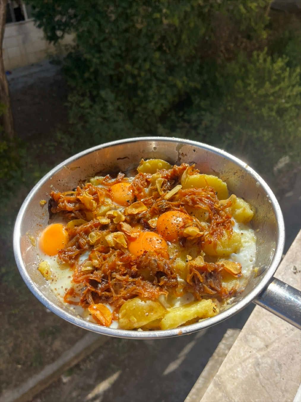 Batata salteada com ovo e cebola