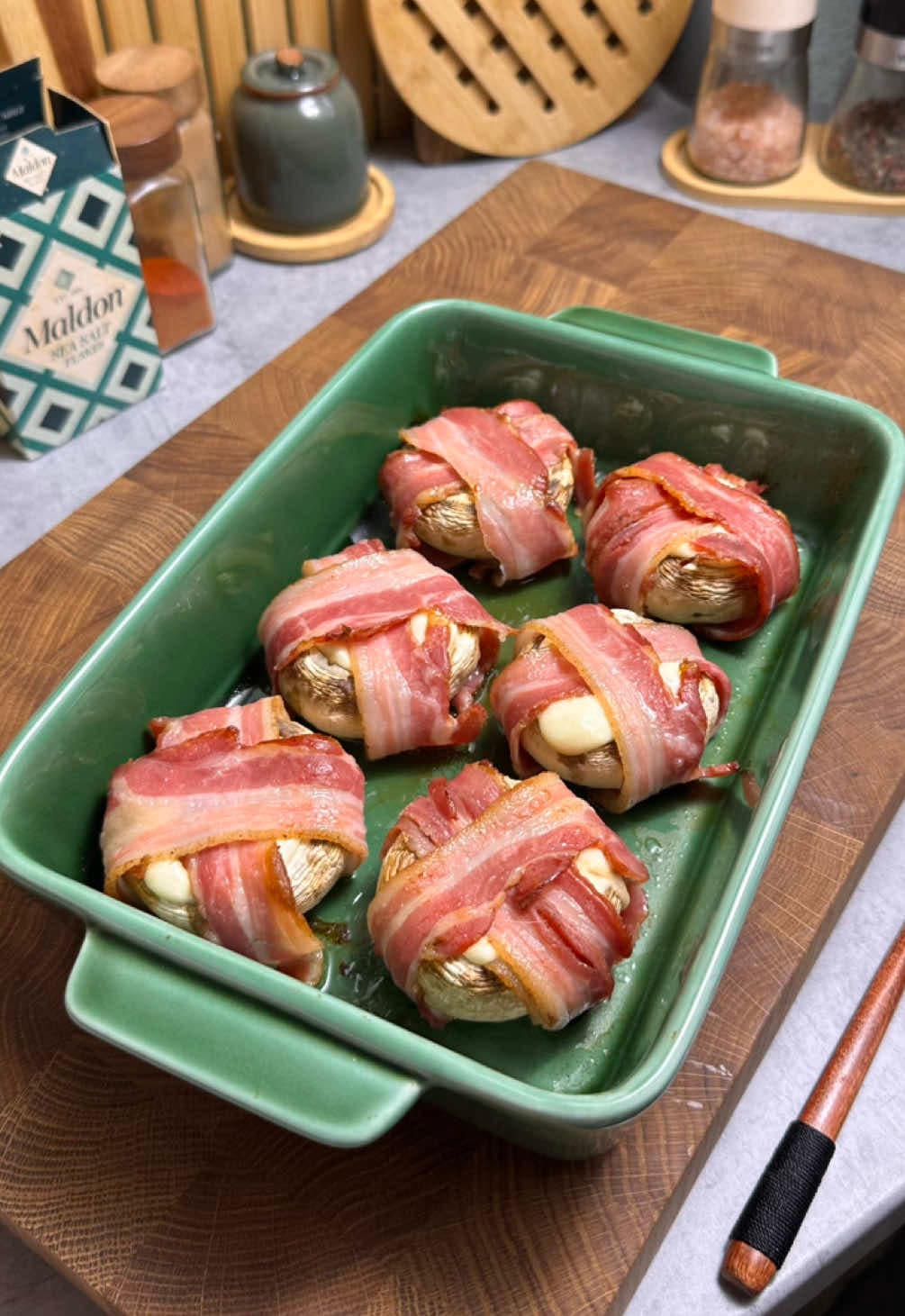 Champiñones jugosos con queso fundido envueltos en bacon