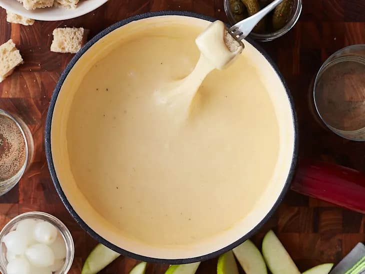 Classic Cheese Fondue (Fondue Neuchâtel)