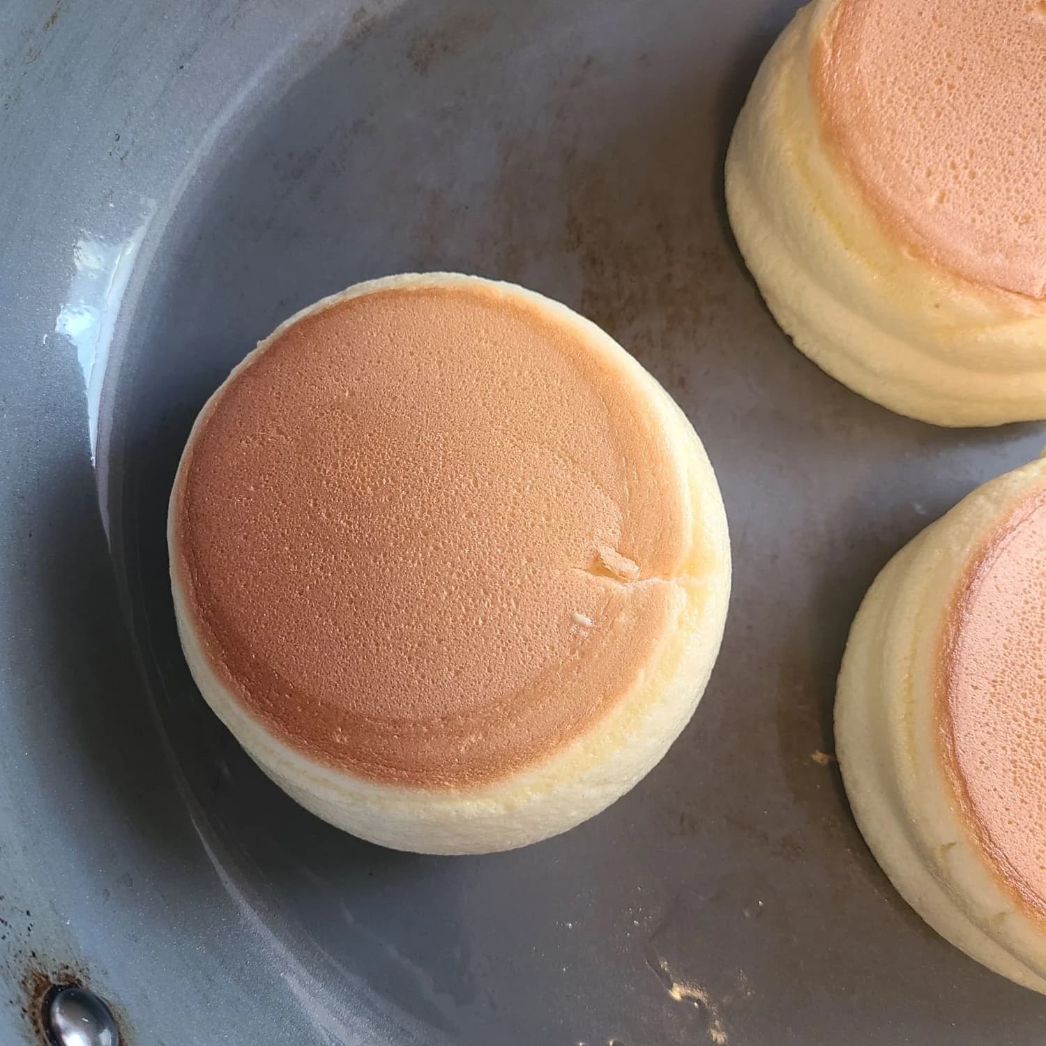 Clătite japoneze pufoase (soufflé pancakes)