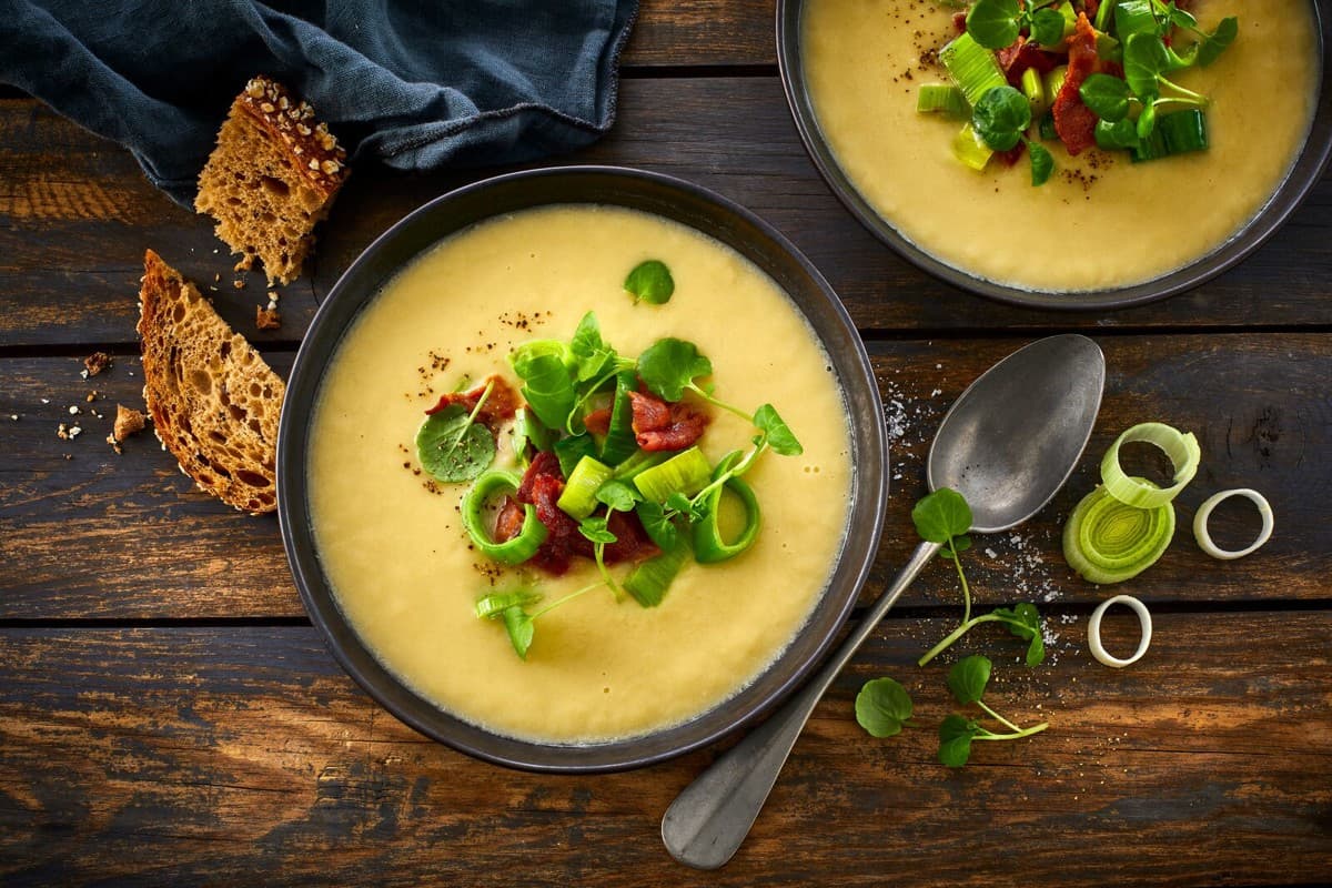Kartoffelsuppe med porrer
